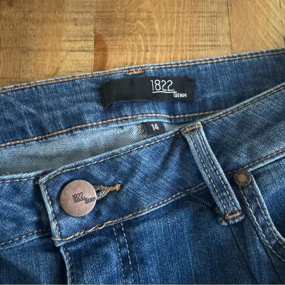 1822 Denim Women's Cropped Blue Jeans with Frayed Hem - Picture 2 of 6